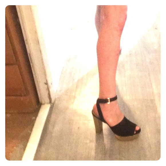 Michael Kors FAB suede& gold platforms - Picture 3 of 5